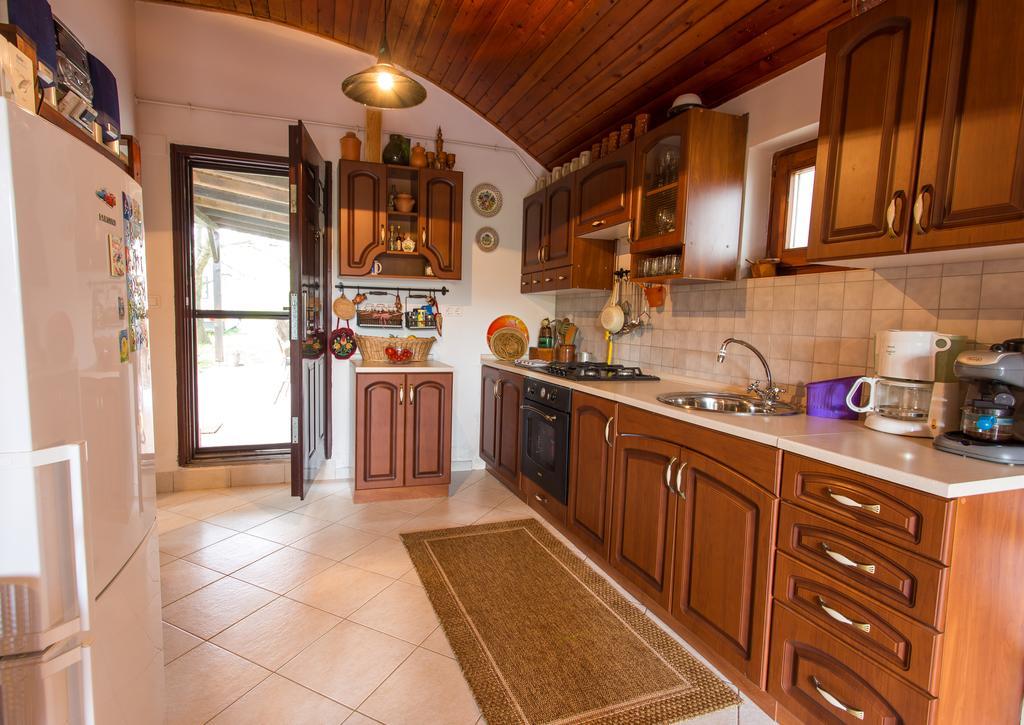 P & P Nyaralo Villa Szigliget Buitenkant foto